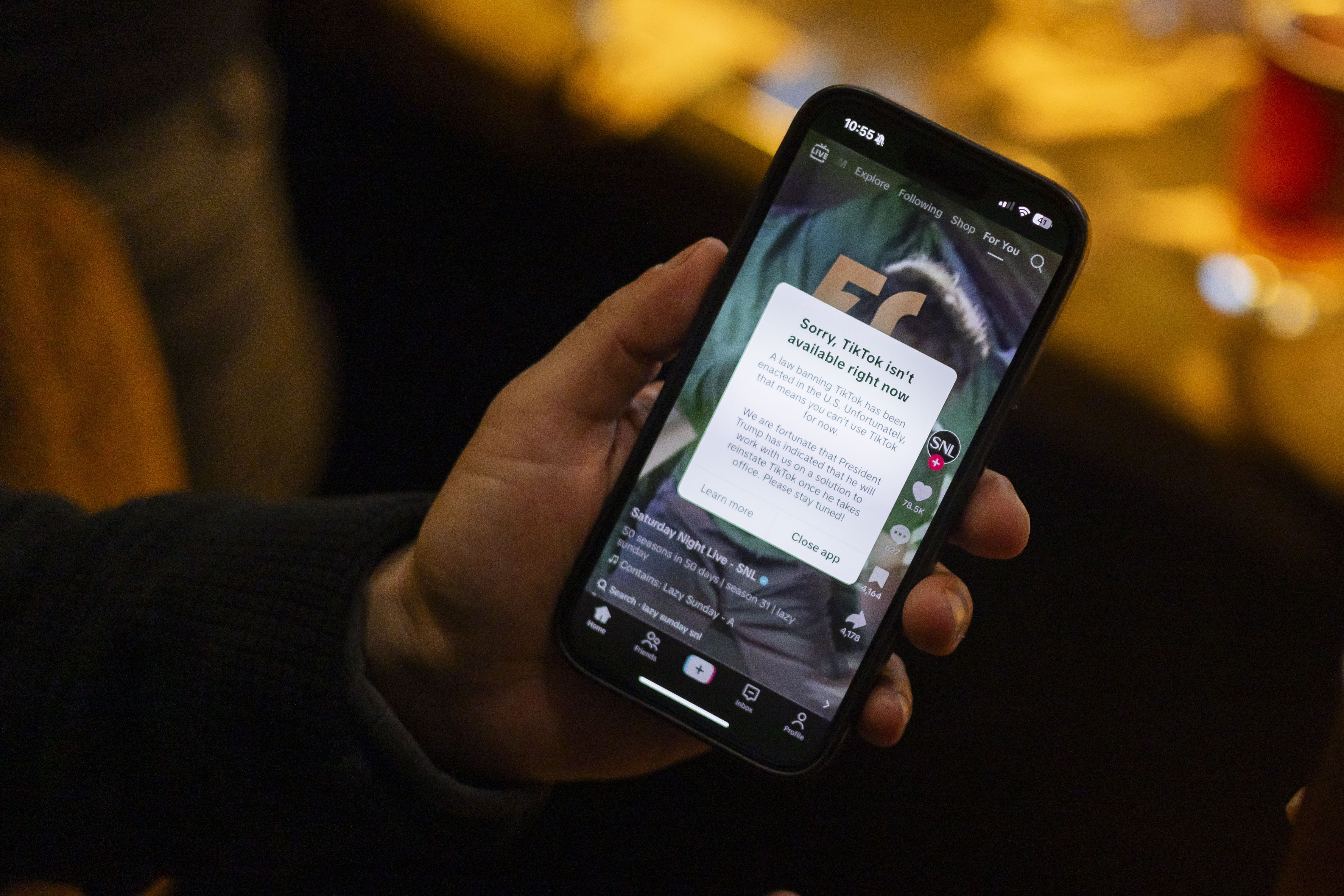 Washington (United States), 19/01/2025.- A person holds a smartphone with a message on their TikTok app being unavailable in Washington, DC, USA, 18 January 2025. The US Supreme Court has backed a law banning the Chinese-owned TikTok app in the United States unless it is sold to a US-based company by 19 January 2025. (Estados Unidos) EFE/EPA/JUSTIN LANE