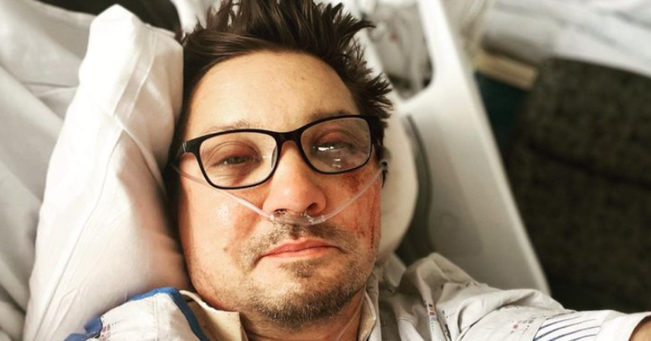 Jeremy Renner publicó una fotografía de su estado tras el accidente que tuvo con una máquina para retirar nieve.