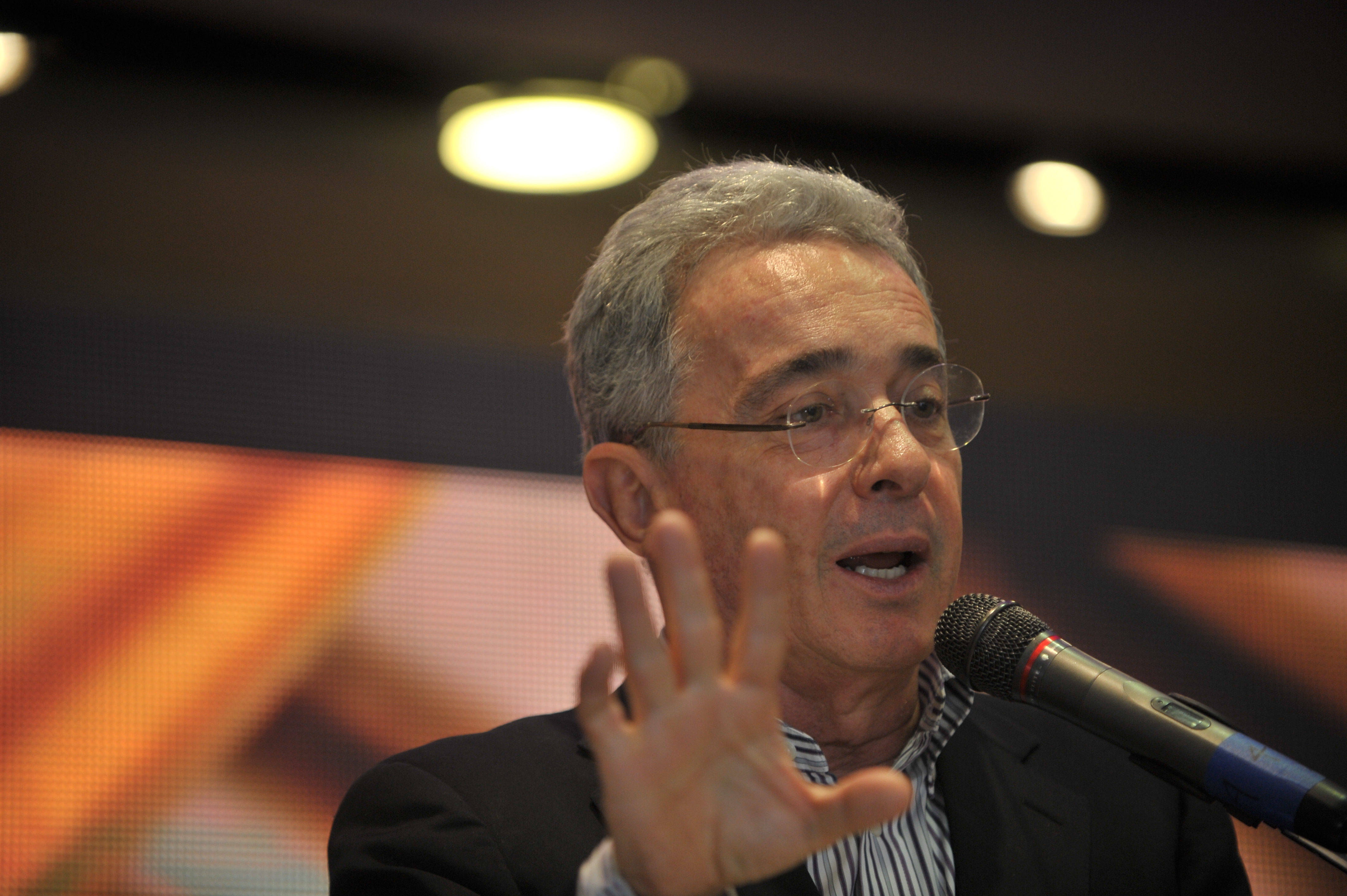 Uribe asegura que Centro Democrático no apoyará IVA a canasta familiar