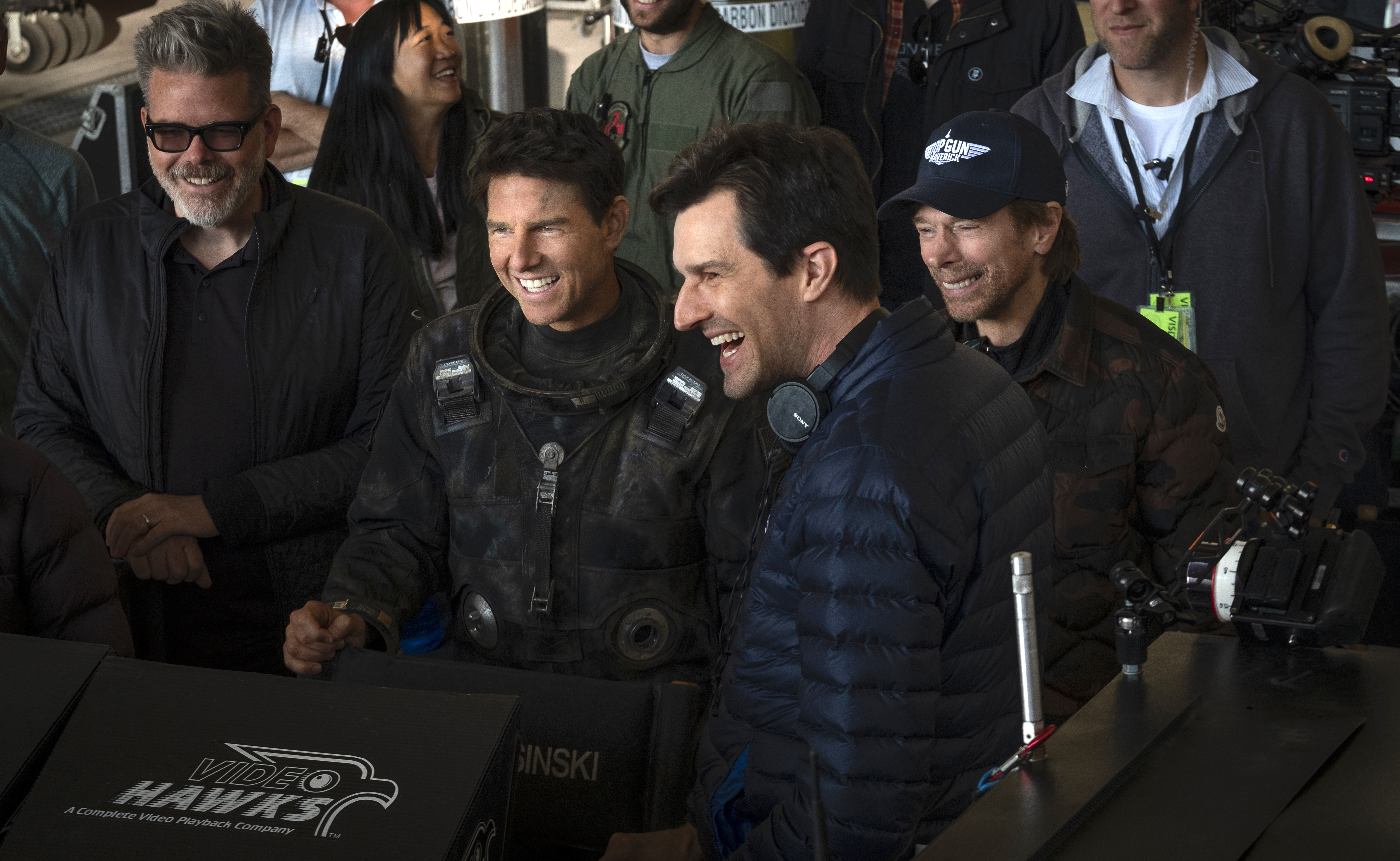 USA8051. LOS ÁNGELES (CA, EEUU), 25/05/2022.- Fotografía cedida por Paramount Pictures donde aparece el director de cine Joseph Kosinski (d delante) junto al actor Tom Cruise (2i), el guionista y productor Christopher McQuarrie (i), y el productor Jerry Bruckheimer (d), durante el rodaje de la película "Top Gun: Maverick". Arquitecto de formación y cineasta por pasión, Joseph Kosinski ha sido el responsable de dirigir el regreso de "Top Gun" a los cines 36 años después del debut de la mítica película de acción protagonizada por Tom Cruise. EFE/ Scott Garfield Paramount Pictures SOLO USO EDITORIAL SOLO DISPONIBLE PARA ILUSTRAR LA NOTICIA QUE ACOMPAÑA (CRÉDITO OBLIGATORIO)