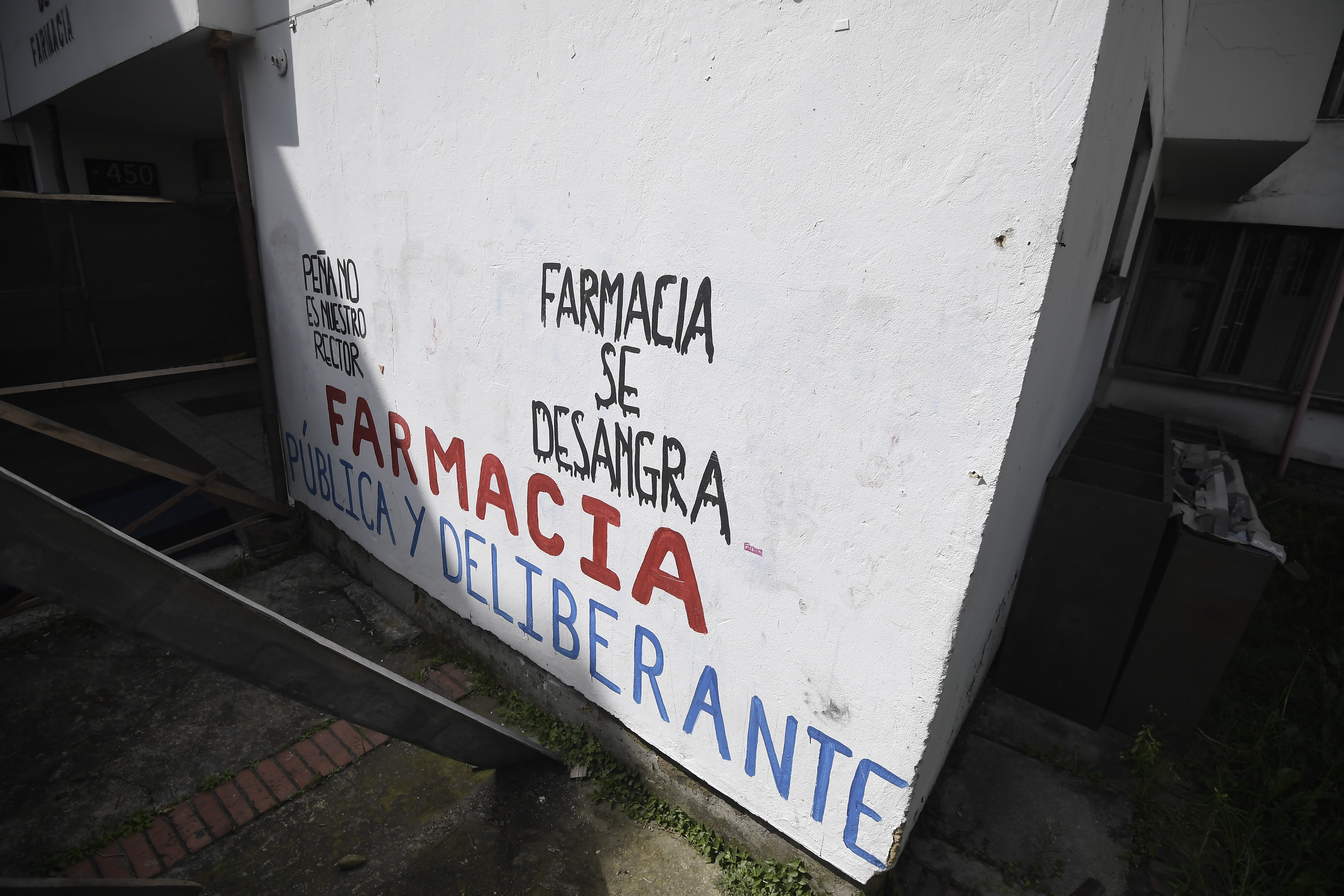 Recorrido por el departamento de Farmacia de la Universidad Nacional, sede Bogotá; se observa deterioro y grietas.
