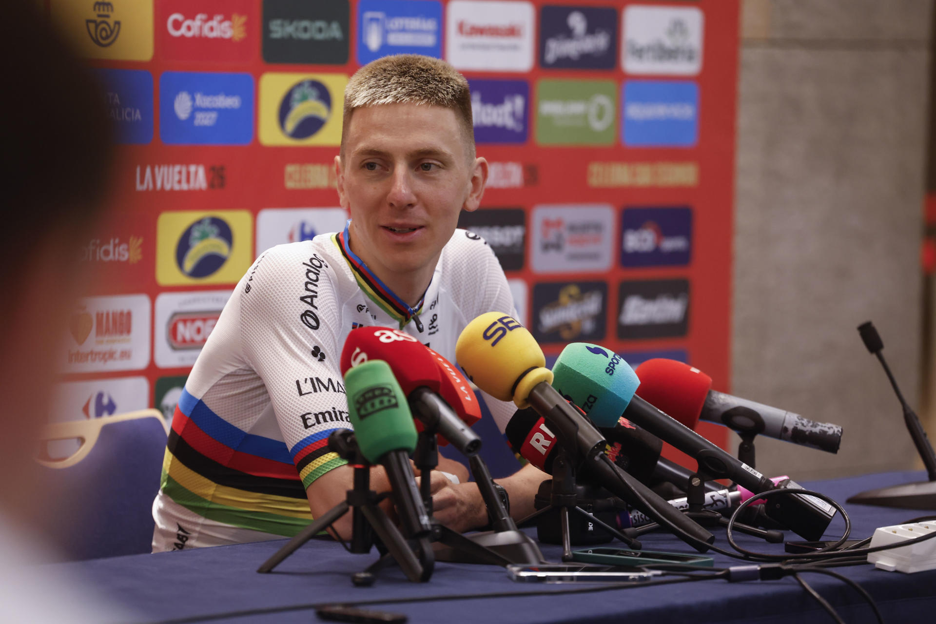 MÓNACO, 20/08/2026.- El ciclista esloveno Tadej Pogacar atiende a la prensa en el Forum Grimaldi de Monaco, donde este jueves tiene lugar la gala de presentación de los equipos de la Vuelta a España 2026, que comienza el sábado desde tierras monegascas. EFE/ Javier Lizón
