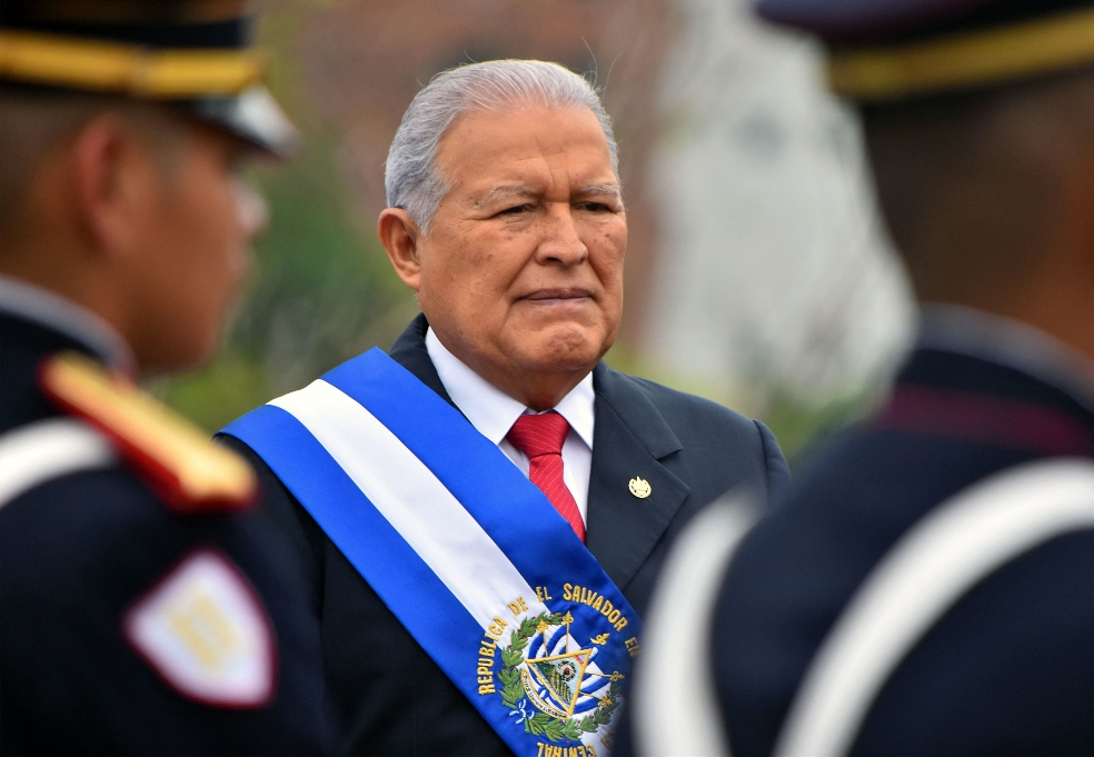 El Salvador pide a Interpol circular roja para buscar a expresidente Sánchez Cerén