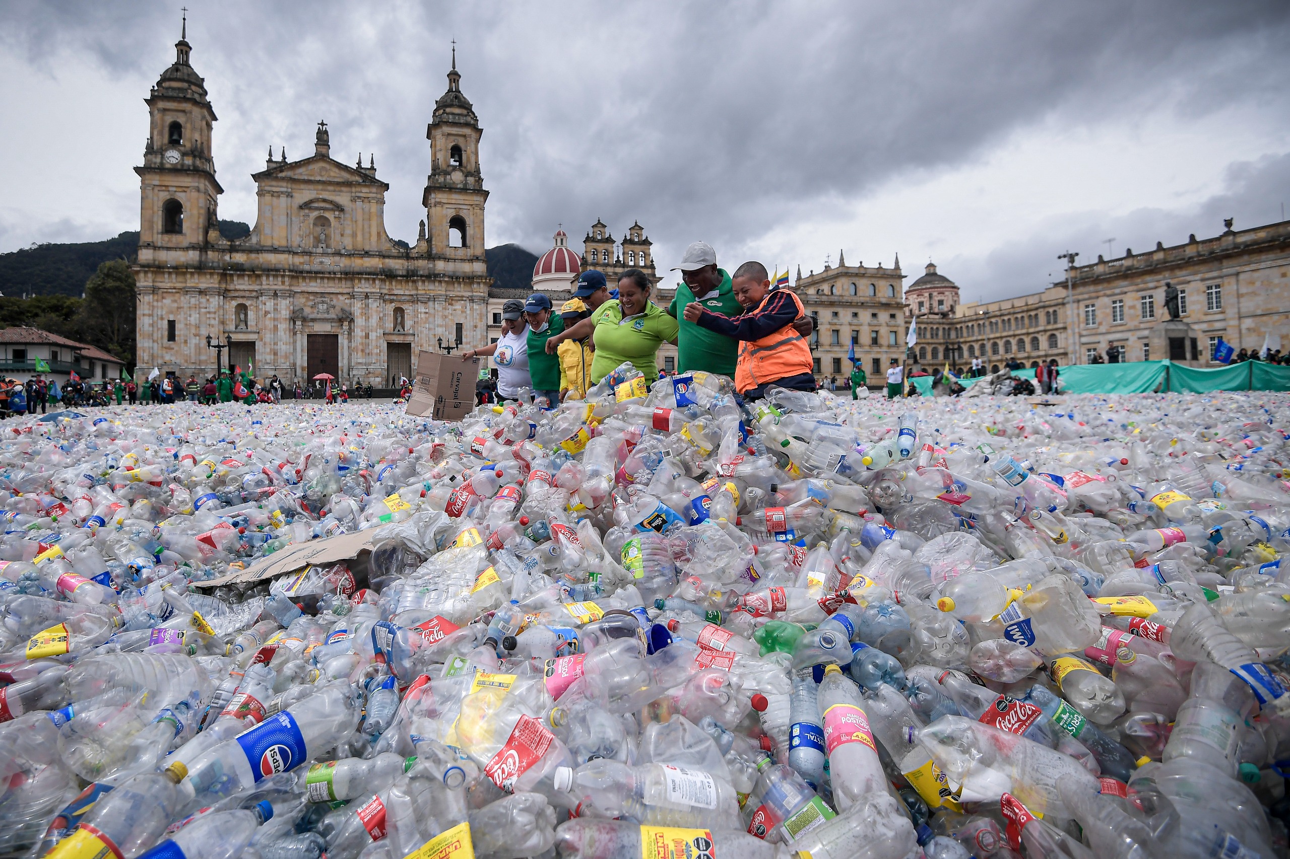 Recicladores inundaron la Plaza de Bolívar en protesta a "pagos injustos" por reciclar este material.