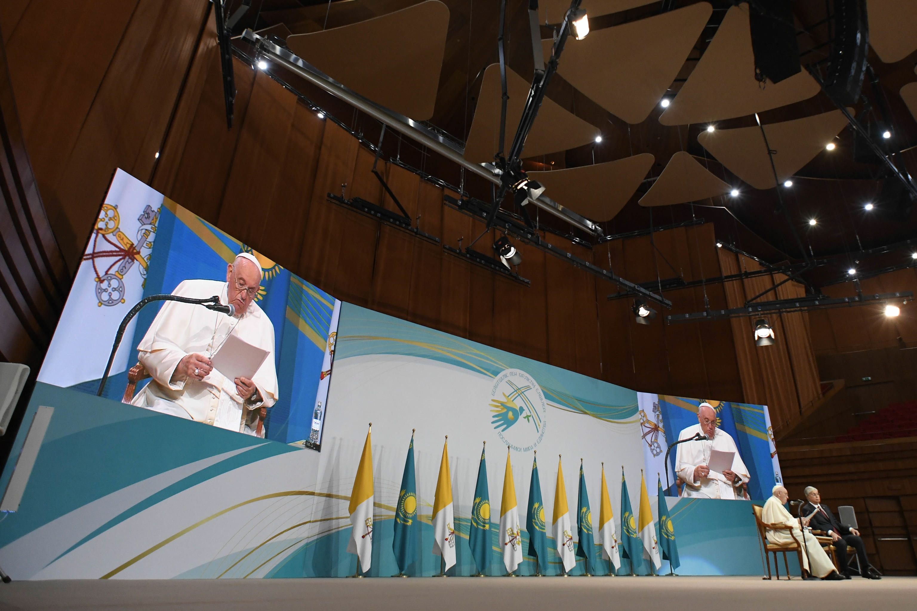 Teniendo a la guerra de Ucrania de fondo, el papa Francisco llegó a Kazajistán