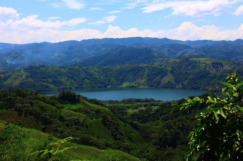 Laguna de San Diego, Samaná (Caldas)PixabayCalidad por sobre todas las cosasHasta hace poco, muchas personas preferían ahorrar al máximo en su hospedaje, para destinar más dinero a las actividades en destino. Ahora, con seguridad los viajeros tendrán como prioridad pasar sus noches en ambientes 100 % higiénicos, que tengan protocolos de limpieza reales y comprobables. “De allí que iniciativas como la planteada por Cotelco sean tan importantes, pues a través del sello Juntos Contra el COVID buscan capacitar y certificar al personal hotelero que los acredite como lugares reglamentados en bioseguridad, convirtiendo la salud de sus huéspedes en un asunto de primera línea”, enfatiza Prieto.