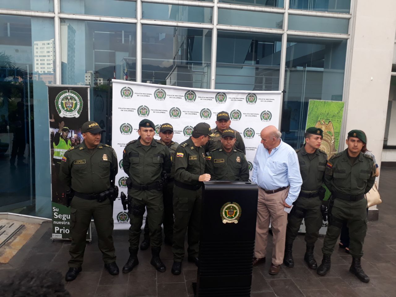 Policía es galardonado por su heroica labor contra delincuentes en Cali