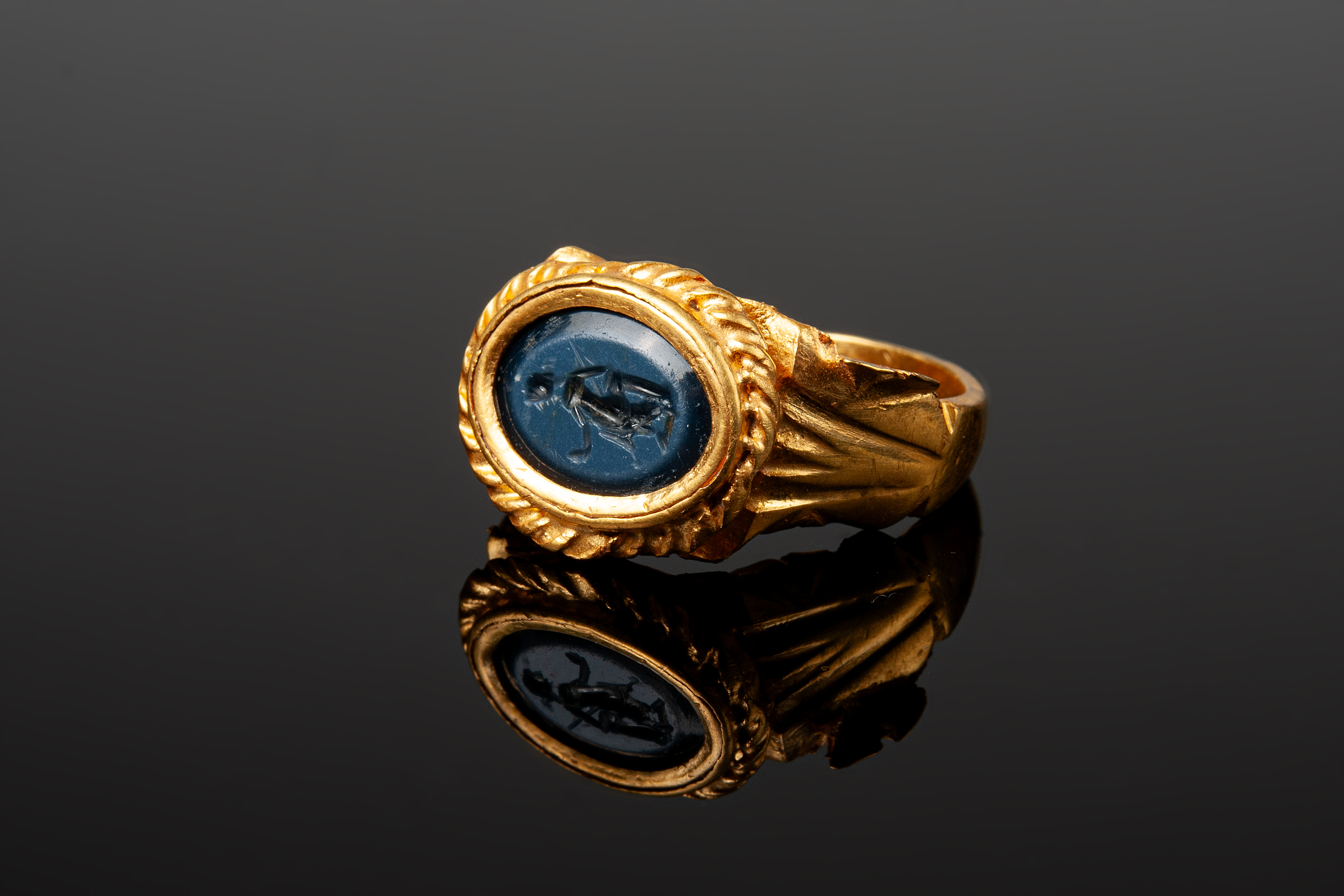 Descubren en Francia un anillo de oro de 1.800 años con la imagen de la diosa Venus