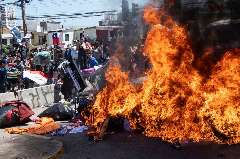 Juguetes, pañales y colchones: las pertenencias de migrantes que quemaron en Chile