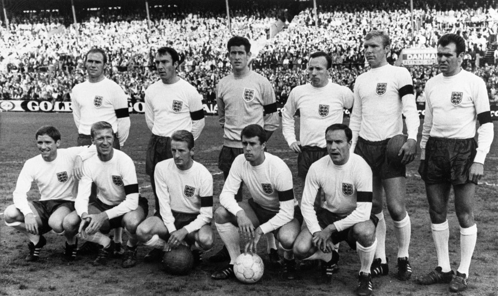 Arriba (de izquierda a derecha): Ray Wilson, Jimmy Greaves, Paul Bonetti, Nobby Stiles, Bobby Moore, John Connelly. Abajo (en el mismo orden):  Alan Ball, Jacky Charlton, George Eastham, Geoff Hurst, George Cohen.