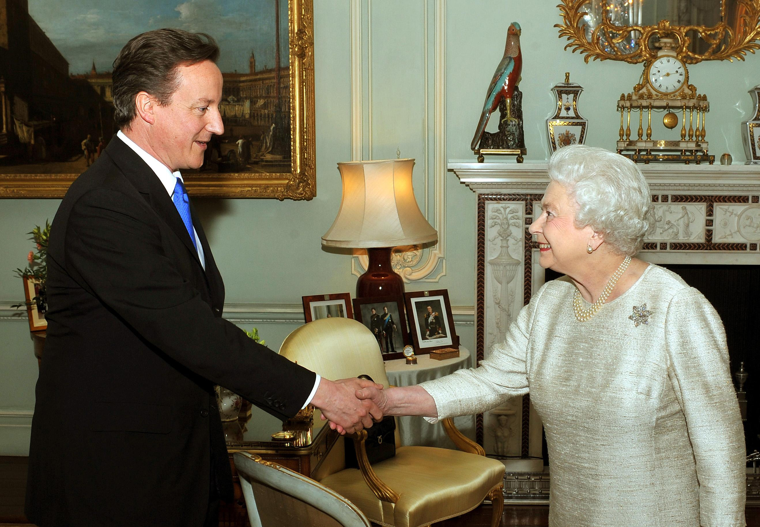 David Cameron (2010-2016) y la Reina Isabel II.