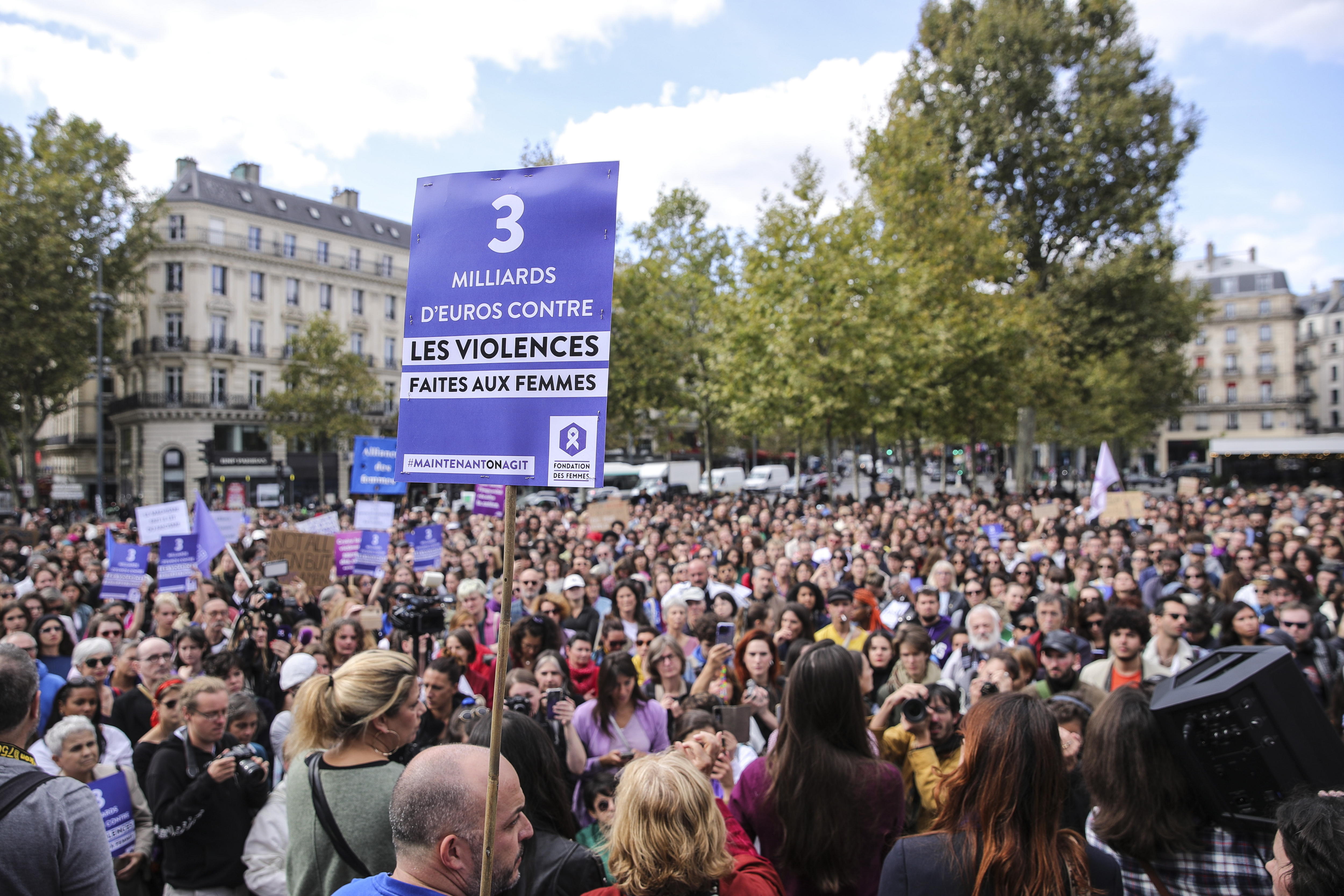 Paris (France), 14/09/2024.- A banner by the Women's Foundation with the message 'Three billion euros to combat violence against women' is displayed during a feminist demonstration also in support of Gisele Pelicot, victim of alleged rape by her husband and dozens of men over years, in Paris, France, 14 September 2024. Dominique Pelicot is accused of drugging his wife to rape her when she was unconscious and offer her to dozens of men at their house in Mazan, south of France, between 2011 and 2020. Fifty of them have also been accused. Dominique Pelicot could spend up to 20 years behind bars if proven guilty. The verdict is expected at the end of November 2024. Sign in center reads 'I believe you'. (Francia) EFE/EPA/TERESA SUAREZ
