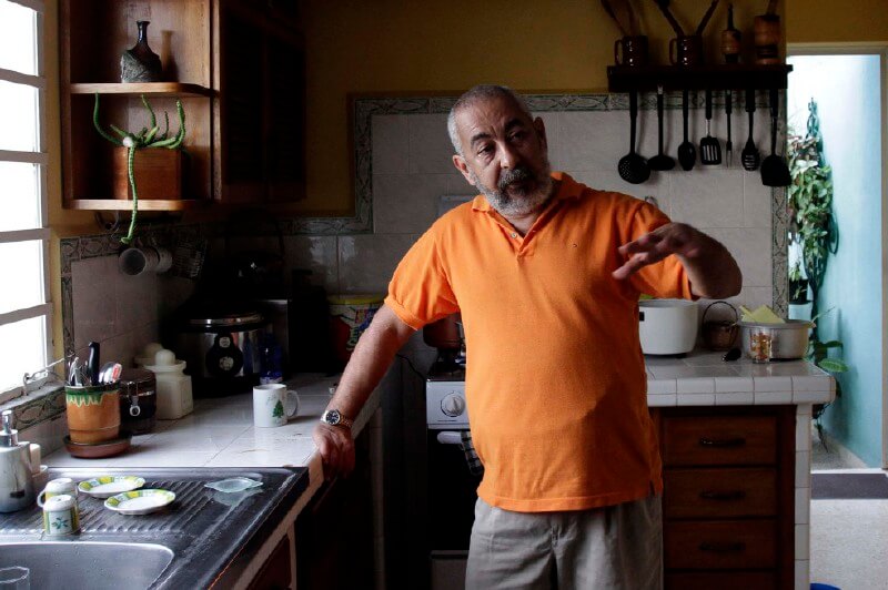 Leonardo Padura, con 64 años de edad, dice desde su casa en Mantilla, sur de La Habana: “Siendo agnóstico y heterodoxo, Dios me tocó la frente con un dedo”. / AP