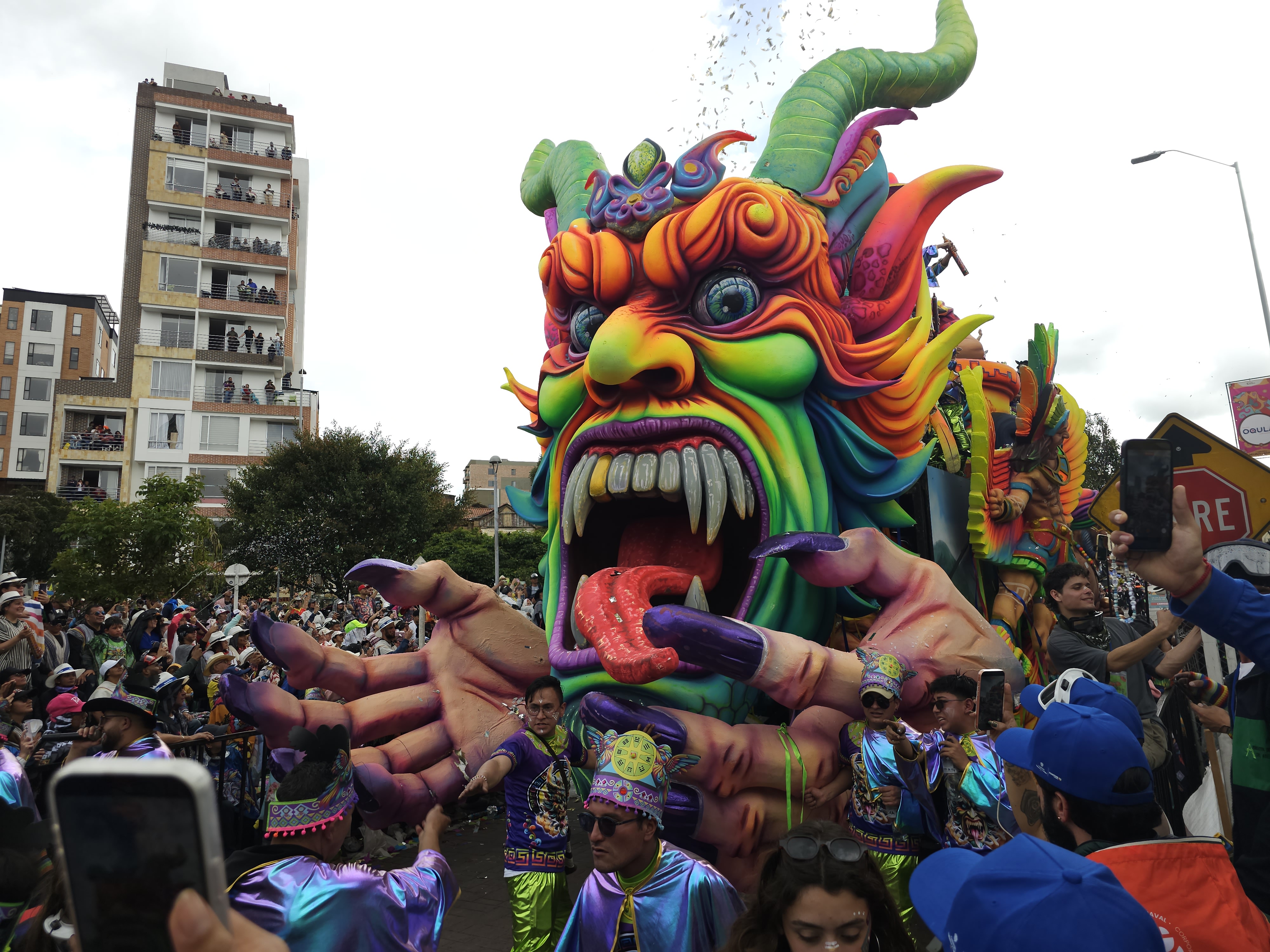 Un total de 24 carrozas monumentales, junto a comparsas, disfraces y murgas, dieron forma al evento central del carnaval, reconocido por la Unesco como Patrimonio Cultural Inmaterial de la Humanidad desde 2009.