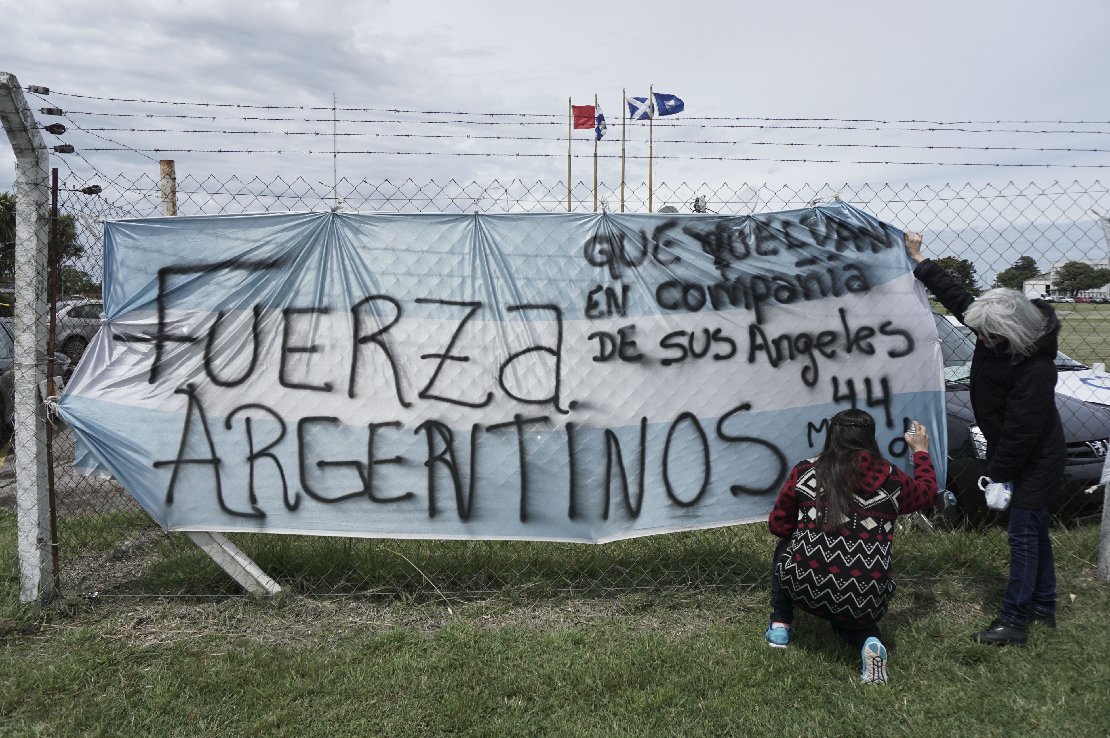La angustiosa espera de los familiares de los 44 submarinistas perdidos