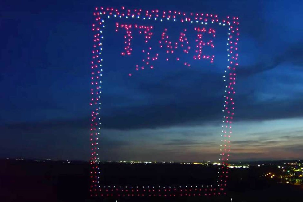 La última (y más extraordinaria) portada de Time fue hecha por 958 drones [VIDEOS]