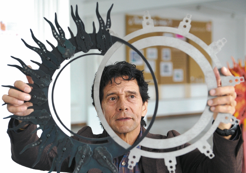 Wilfredo Barbosa con una de sus esculturas, “Chiez amuyhyzynzuca” (vocablo muisca), en español: Eclipse. / Fotos: Gustavo Torrijos