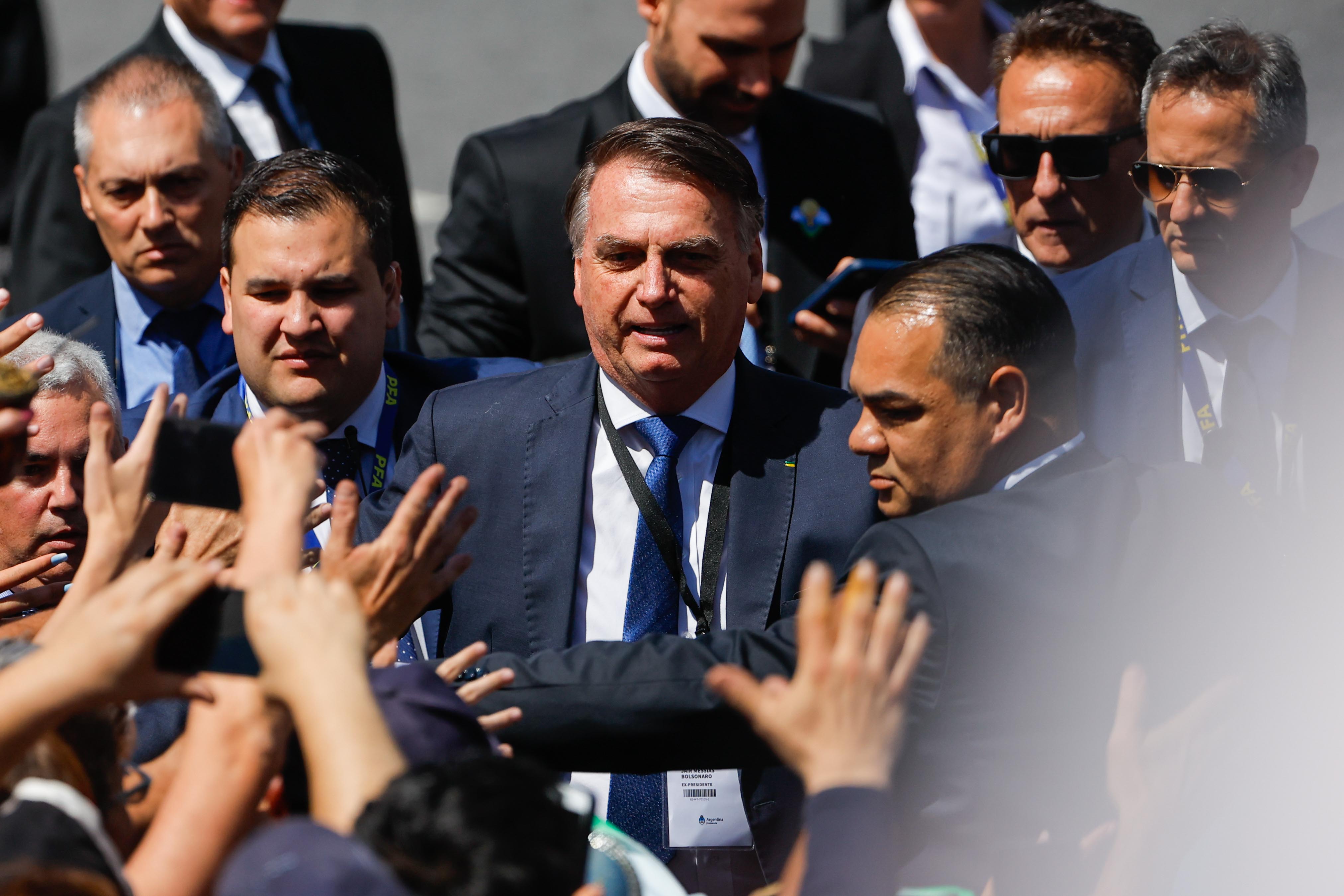 BUENOS AIRES (ARGENTINA), 10/12/2023.- El expresidente brasileño Jair Bolsonaro saluda a su llegada al Congreso Nacional Argentino en Buenos Aires para asistir a la ceremonia en la que el presidente electo Javier Milei será investido presidente de Argentina este domingo.  EFE/ Juan Ignacio Roncoroni