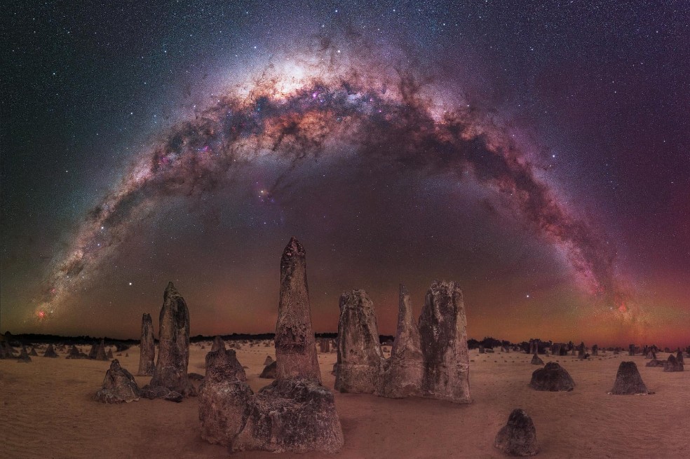 “La Vía Láctea arqueándose sobre el Desierto de los Pináculos”, en Parque Nacional Nambung, Australia.