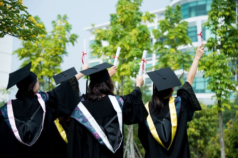 ¿Pueden los colegios retener las actas de grado?
