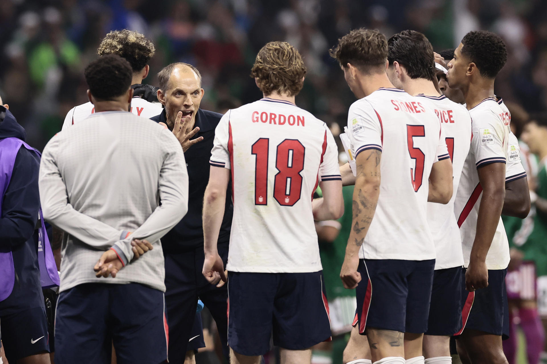 GR1152. CIUDAD DE MÉXICO (MÉXICO), 05/07/2026.- El seleccionador de Inglaterra Thomas Tuchel da indicaciones en la pausa de hidratación este domingo, en un partido de los octavos de final del Mundial de la FIFA 2026 entre México e Inglaterra en el estadio Azteca en la Ciudad de México (México).EFE/ José Méndez
