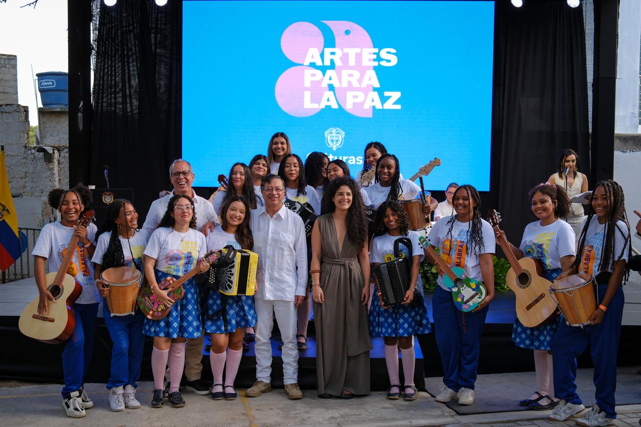 Gobierno entregó instrumentos a colegios del Magdalena en 500 años de Santa Marta
