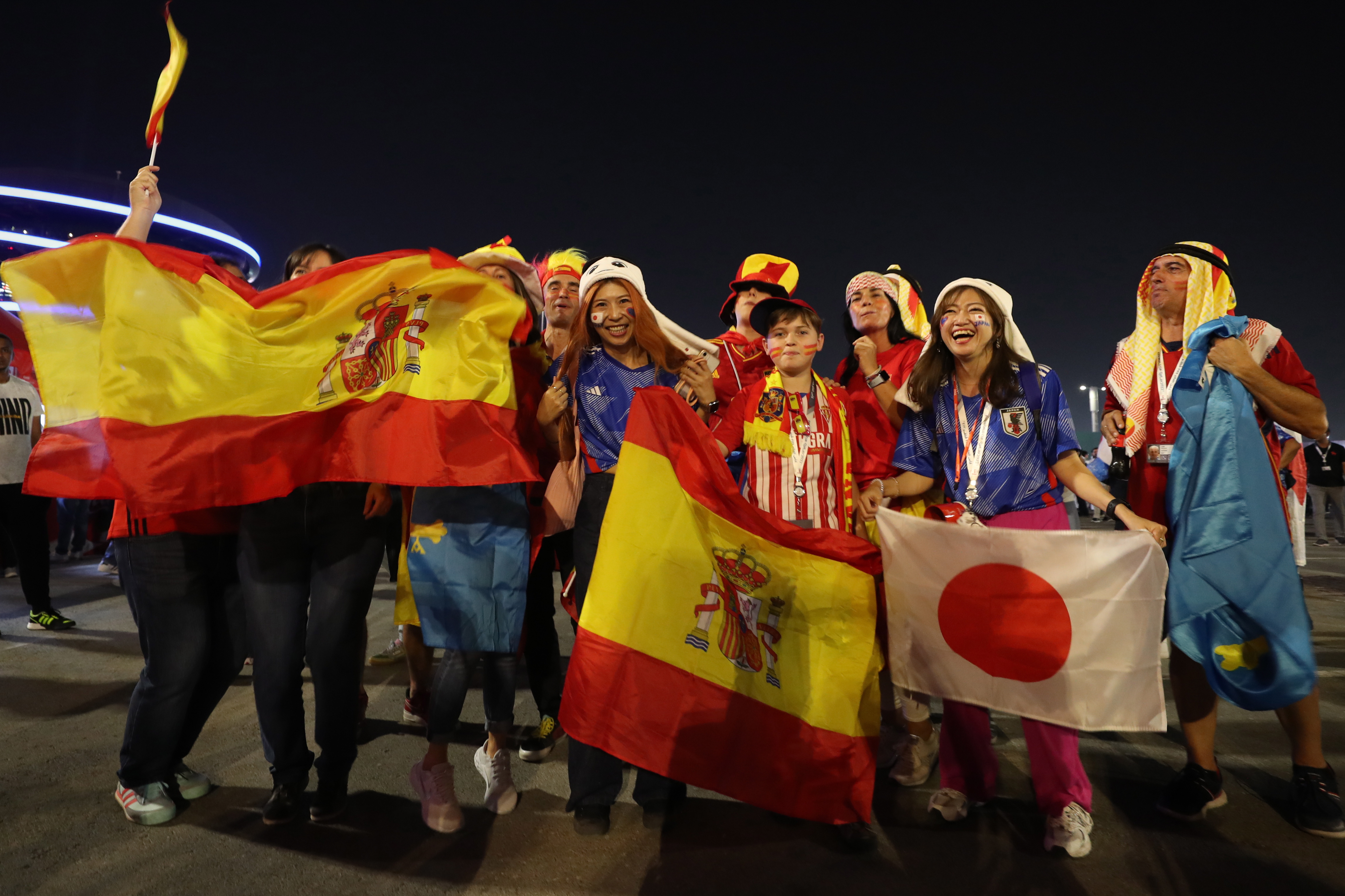 Doha (Qatar), 01/12/2022.- Fans of Japan and Spain pose ahead of the FIFA World Cup 2022 group E soccer match between Japan and Spain at Khalifa International Stadium in Doha, Qatar, 01 December 2022. (Mundial de Fútbol, Japón, España, Catar) EFE/EPA/Abedin Taherkenareh