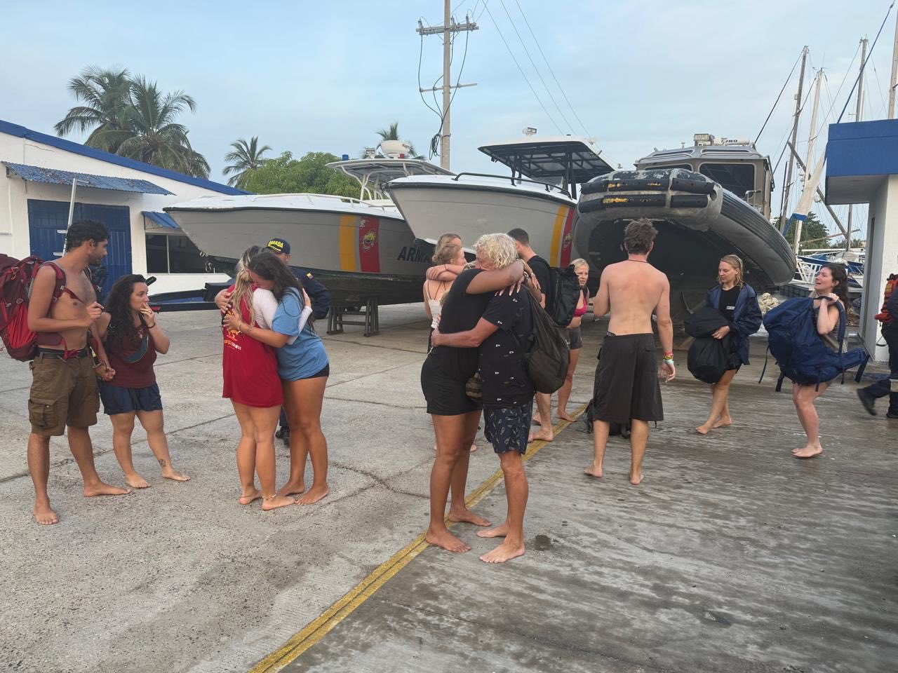 Así fue el rescate de 20 personas que naufragaron en Cartagena; dos embarcaciones chocaron