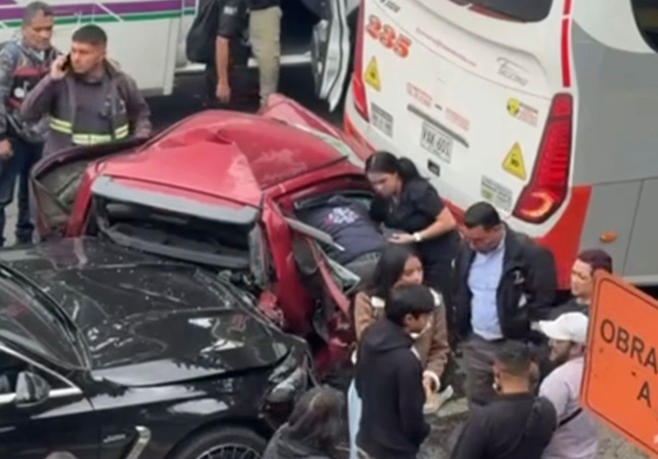 Impresionante choque múltiple en la Autopista Norte deja varias personas heridas