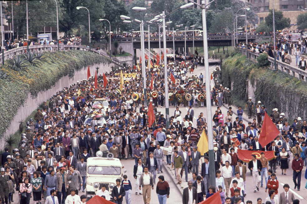 Pie de foto: Una multitudinaria marcha acompañó los cuerpos de Forero, Mora y Toscano hasta el Cementerio Central de Bogotá. En la noche se presentaron disturbios en varios lugares de la capital.