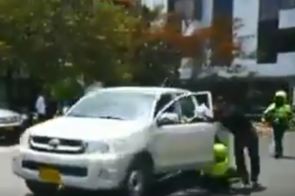 Infractor que habría arrollado a una policía por multarlo se entregó en Bogotá