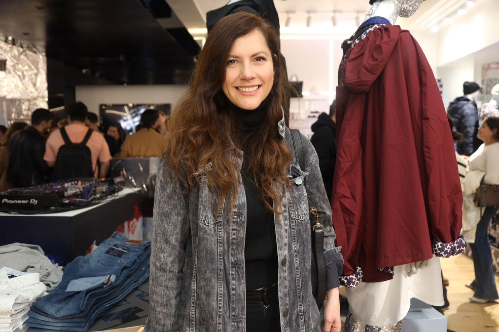 EL diseñador norteamericano “Tommy Hilfiger”, abre su primer flaghsipstore en Bogotá, el primer espacio de este estilo en Latinoamérica 

De la mano de reconocidas figuras como Carlos Torres, Laura Tobon, Nina Rodriguez, Vanessa Dominguez, ar artista musical Juan por Dios , la  Sisterly Style y una serio de invitados vip del mundo del arte, la moda y celebridades,  la marca presenta esta tarde en el marco de la apertura de su nuevo flaghipstore , su nueva colección  TH Monogram,