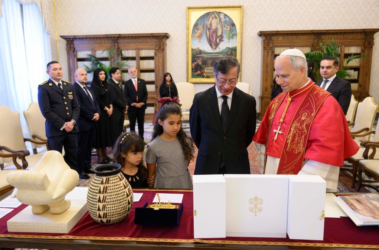 El presidente Gustavo Petro llegó acompañado por una comitiva integrada por su hija y sus dos nietas a su encuentro con el papa León XIV.