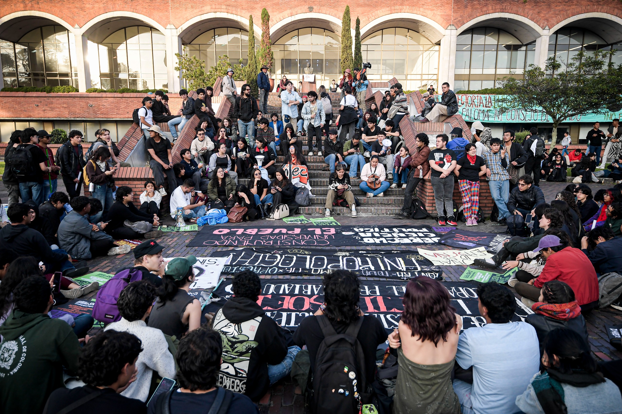 Desde horas de la tarde de este lunes 24 de noviembre, los estudiantes de la Universidad Nacional se reunieron a la espera de las decisiones del CSU.