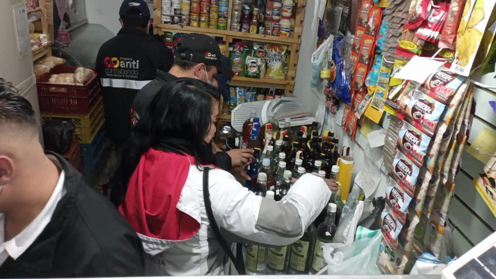 ¿Piensa tomar licor en diciembre? Policía incautó 1.135 botellas de contrabando