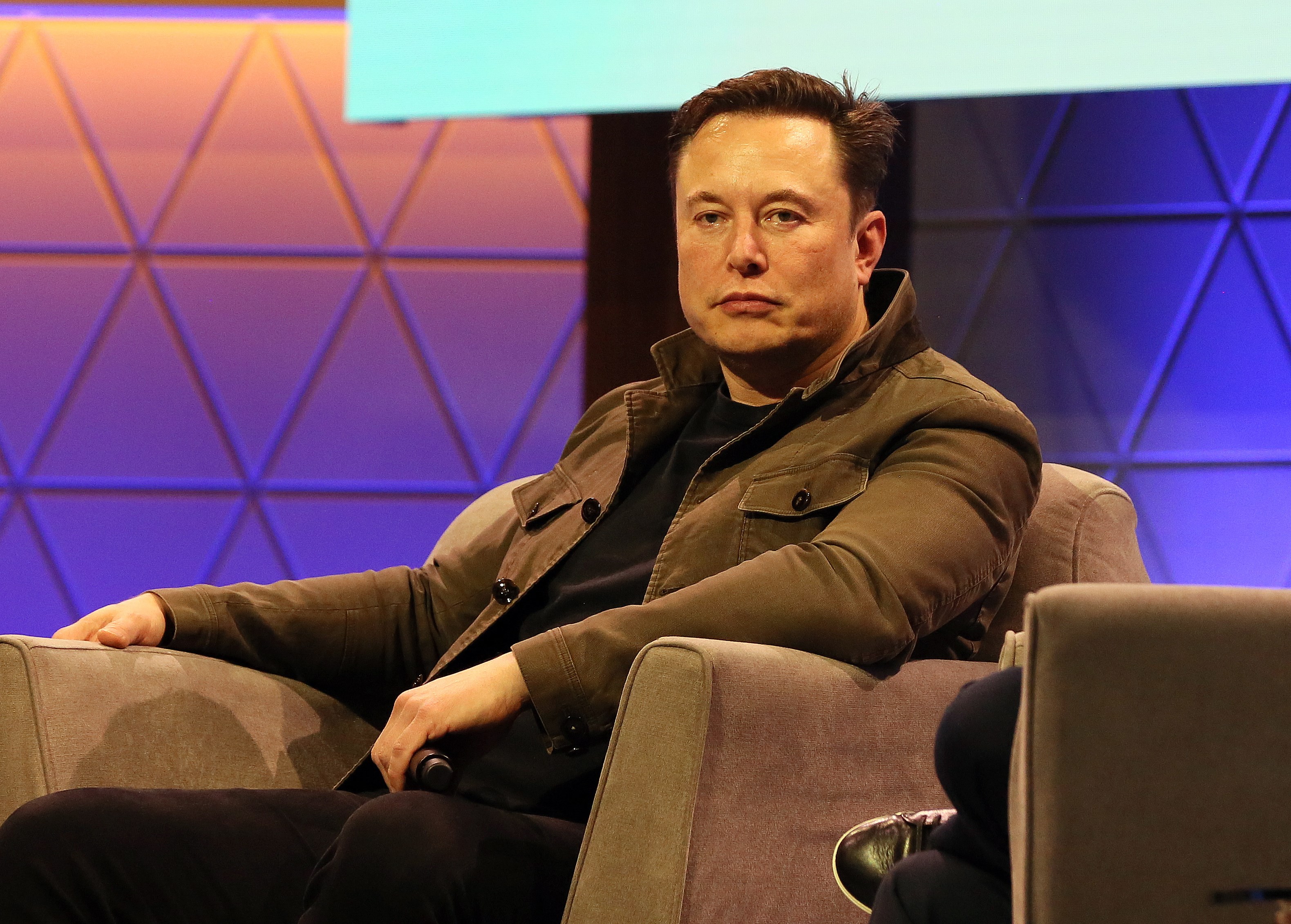 Elon Musk estima que Twitter vale menos de la mitad que al comprarla