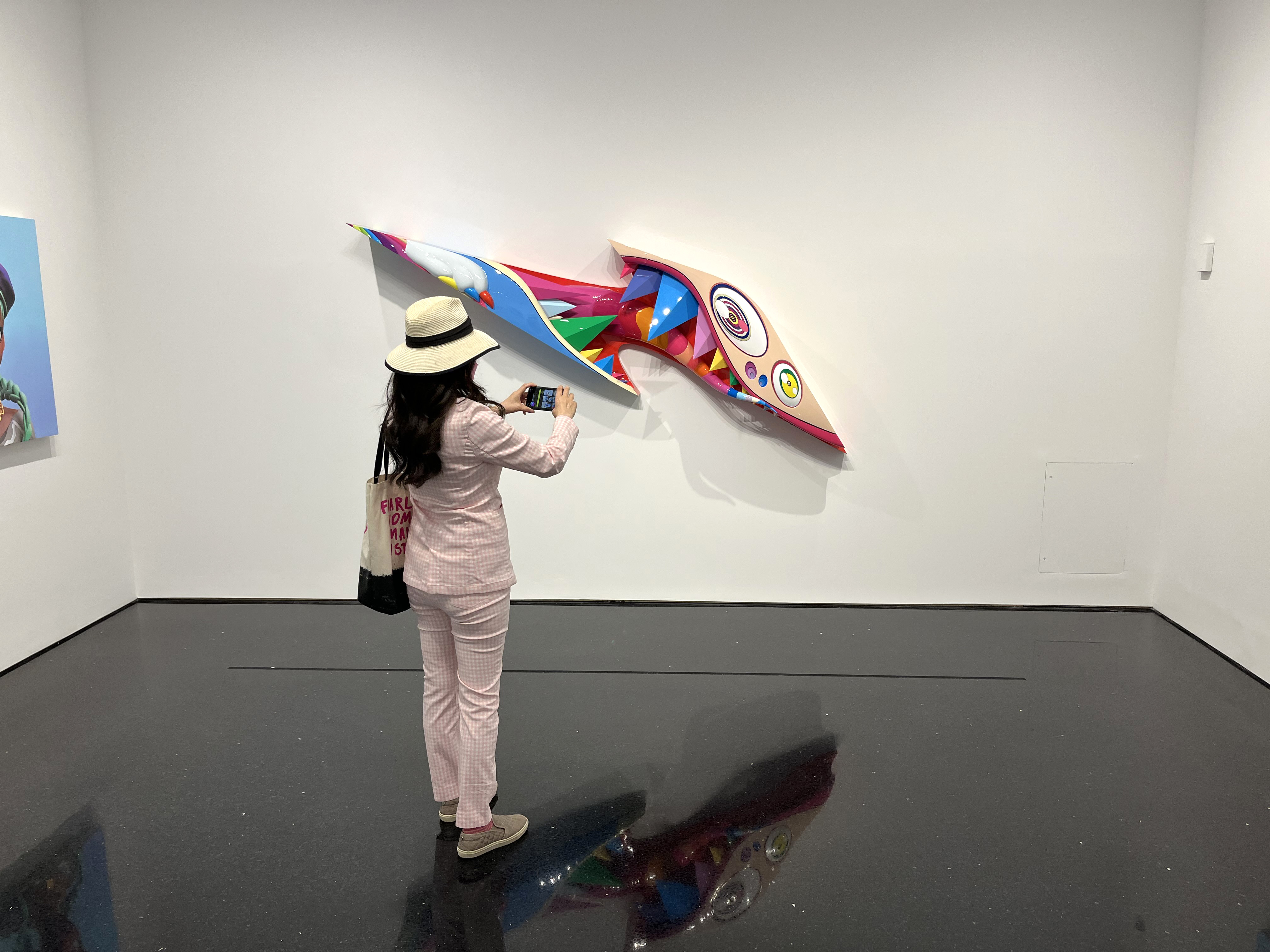 USA7624. NUEVA YORK (NY, EEUU), 11/05/2022.- Una mujer toma una fotografía a una de las obras del artista japonés Takashi Murakami expuestas durante la presentación de la muestra "An Arrow through History" (Una flecha a través de la historia), hoy en la galería Gagosian de Nueva York. Murakami, famoso por su mezcla de pop, manga, cómic y arte tradicional nipón, volvió este miércoles a Nueva York para presentar una exposición inmersiva en la que difumina los límites entre el mundo físico y el digital. EFE/Nora Quintanilla