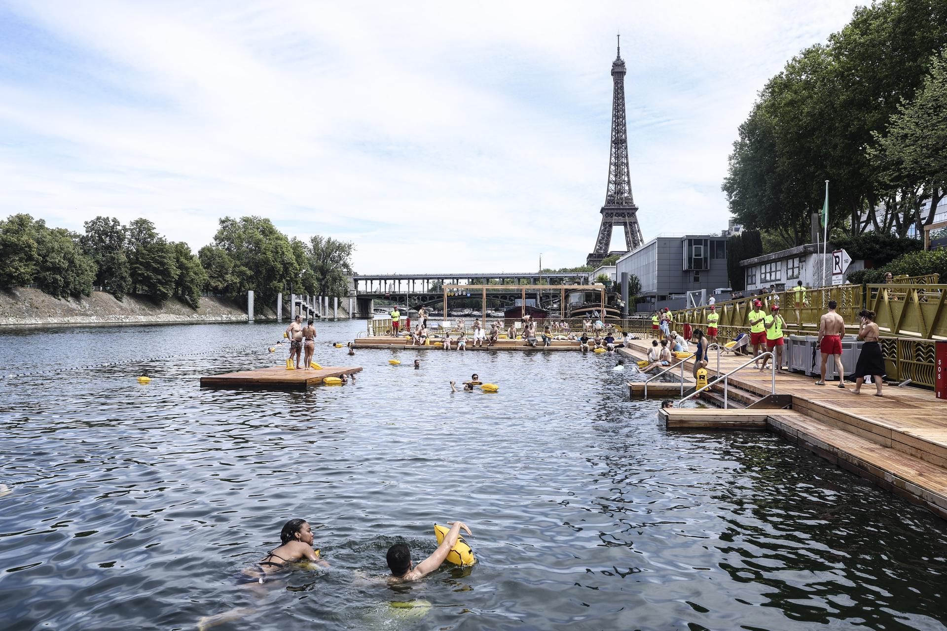En imágenes: París reabre el Sena a los bañistas tras cien años de espera
