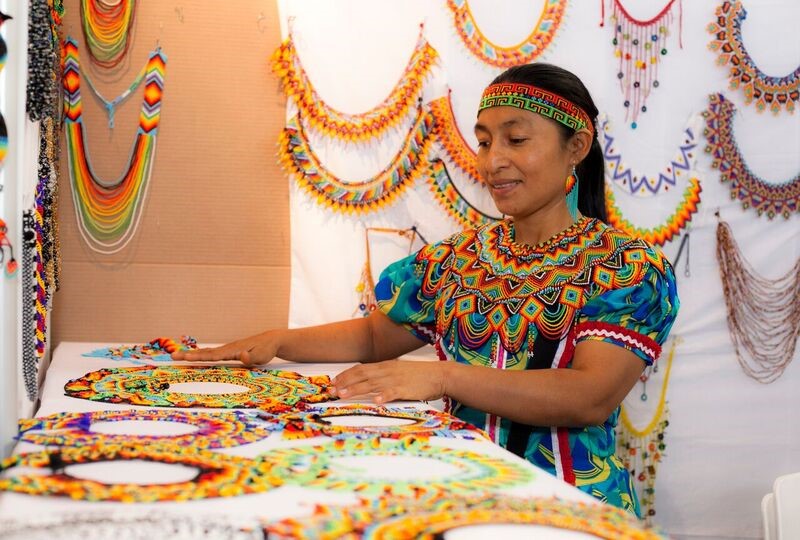 Arrancó en Medellín la feria que cuenta la historia detrás de los artesanos
