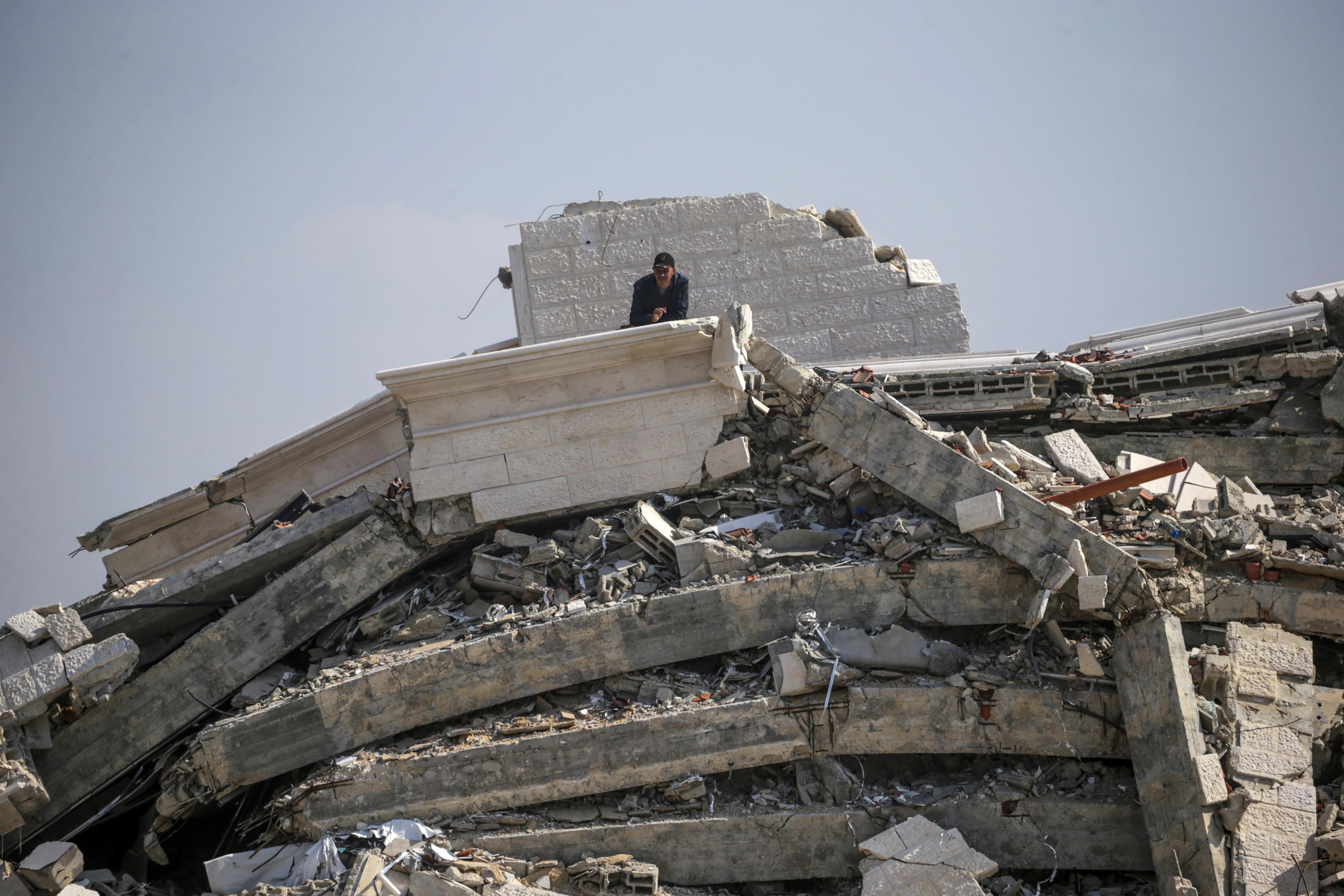 Al Nuseirat Camp (-), 28/02/2024.- A Palestinian man stands on top of the rubble of his destroyed house in the east of Al Nuseirat refugee camp, central Gaza Strip, 28 February 2024, following Israeli air strikes. More than 29,900 Palestinians and over 1,300 Israelis have been killed, according to the Palestinian Health Ministry and the Israel Defense Forces (IDF), since Hamas militants launched an attack against Israel from the Gaza Strip on 07 October 2023, and the Israeli operations in Gaza and the West Bank which followed it. EFE/EPA/MOHAMMED SABER