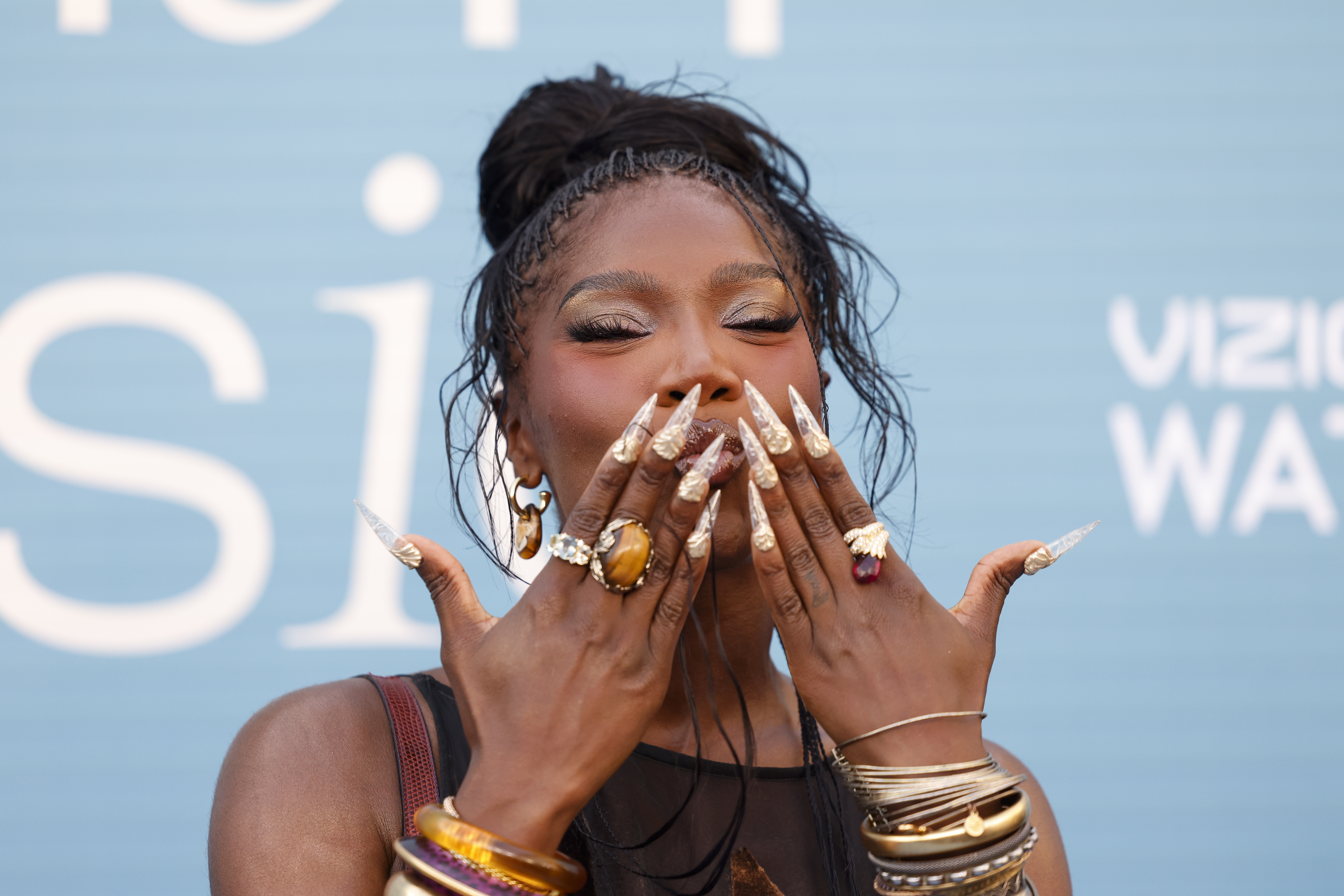 INGLEWOOD (United States), 30/03/2025.- US rapper and singer Doechii attends the Billboard Women in Music Awards at the YouTube Theater in Inglewood, California, USA, 29 March 2025. EFE/EPA/CAROLINE BREHMAN