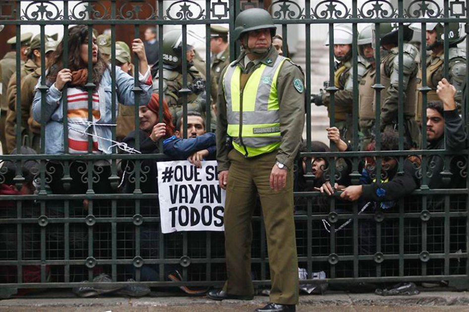 Detienen a 20 estudiantes chilenos que se encadenaron al Congreso