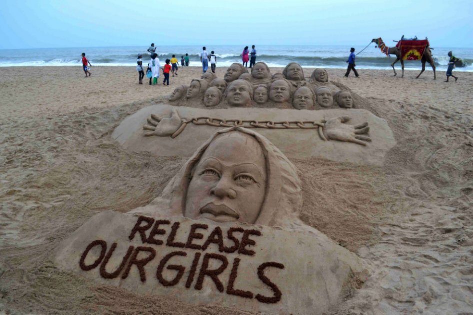 Escultura realizada por bañistas indios exigiendo la liberación de las niñas nigerianas secuestradas. Creada por el artista Sudarsan Pattnaik en la playa de Puri, a 65 kms de Bhubaneswar en mayo del 2014.