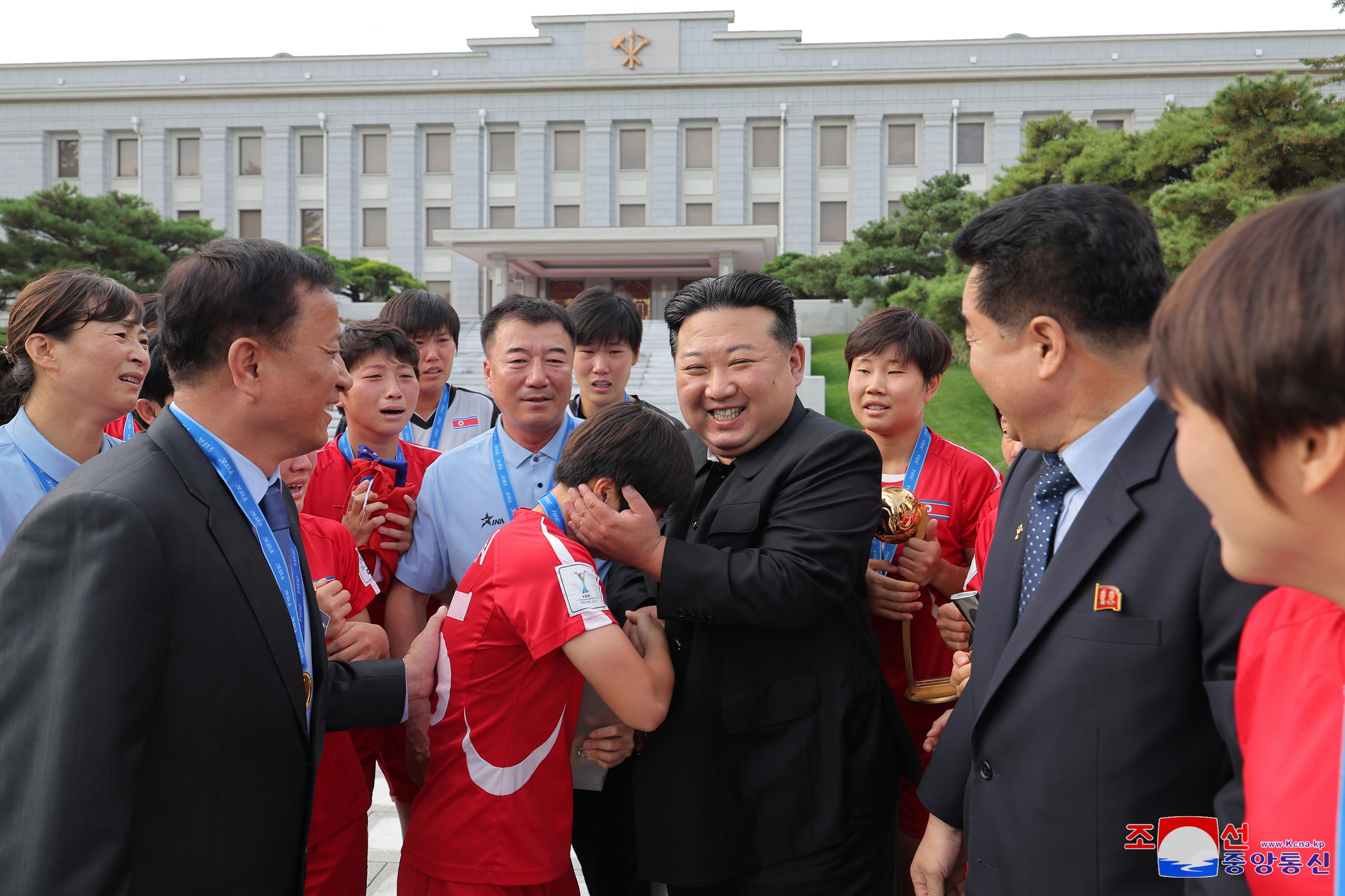 Pyongyang (Korea, Democratic People''s Republic Of), 29/09/2024.- A photo released by the official North Korean Central News Agency (KCNA) shows North Korean leader Kim Jong Un meeting with the country's Under-20 women's soccer team, who won the FIFA Under-20 Women'Äôs World Cup in Colombia, at the headquarters of Central Committee of the Workers' Party of Korea (WPK) in Pyongyang, North Korea, 30 September 2024 (issued 01 October 2024). North Korea won a record third victory in the FIFA Under-20 Women'Äôs World Cup on 22 September after defeating Japan 1-0 in Bogota. (Mundial de Fútbol, Japón) EFE/EPA/KCNA EDITORIAL USE ONLY