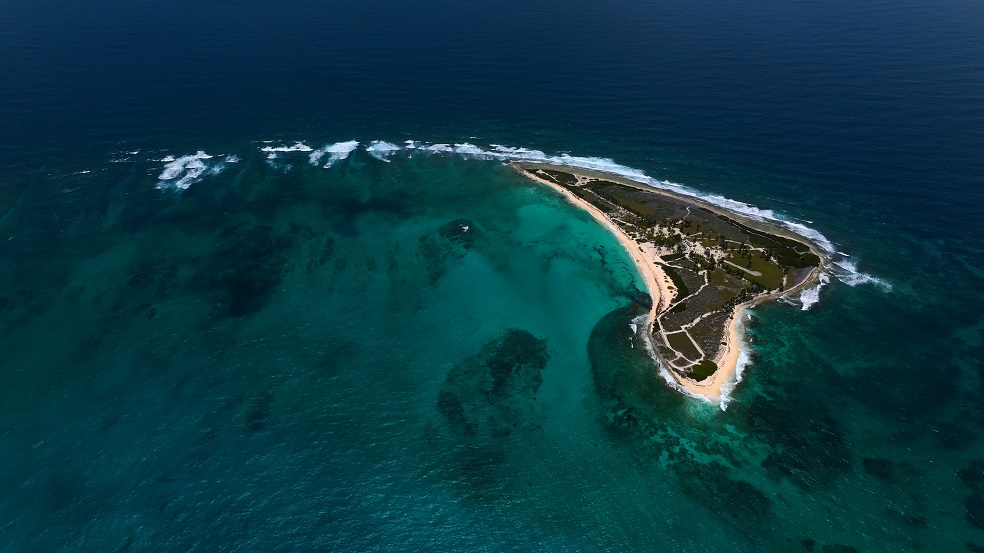 Serranilla, uno de los puntos de expedición, desde el aire. Coralina aseguró que esta zona sería declarada Área Marina Protegida a raíz de la información recopilada por el equipo científico. / Foto: Manu San Félix - National Geographic