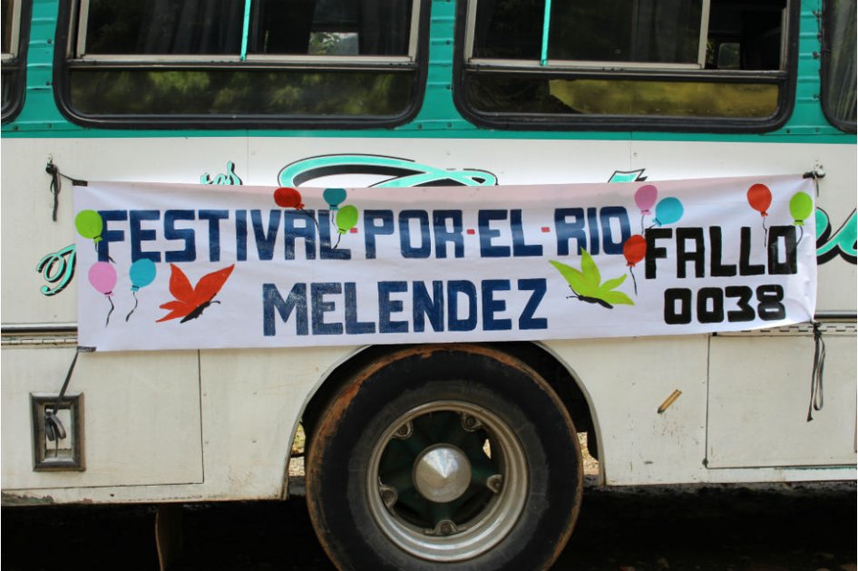 Para la comunidad, el fallo de la justicia significa la posibilidad de recuperación del río Meléndez, y por eso apareció mencionado en los carteles que acompañaron la excursión a la parte alta del afluente. / Jorge Manrique Grisales