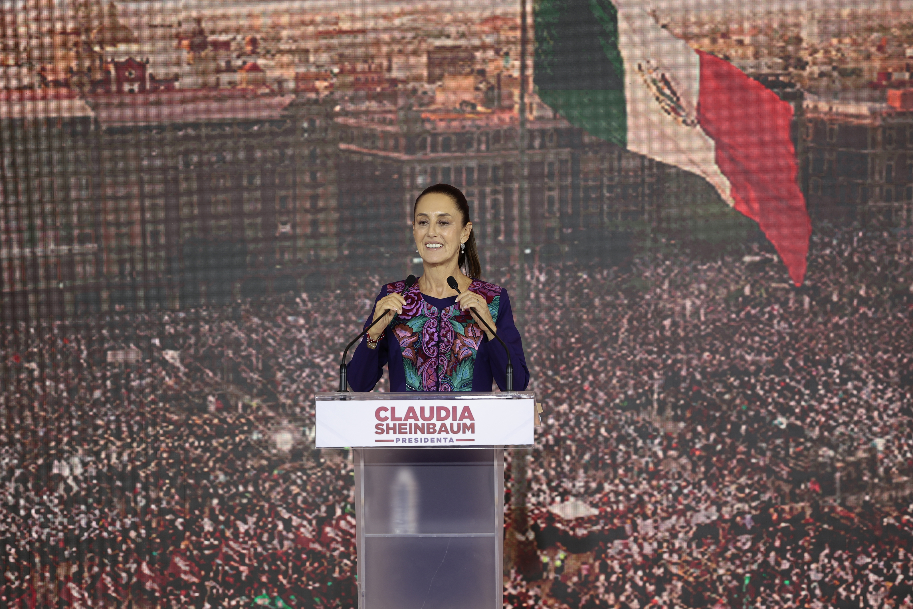 CIUDAD DE MÉXICO, 03/06/2024.- La candidata oficialista a la presidencia de México, Claudia Sheinbaum, habla durante una conferencia de prensa este lunes en la Ciudad de México (México). La oficialista Claudia Sheinbaum será la primera mujer presidenta de México tras obtener entre un 58,3 % y un 60,7% de los votos en las elecciones de este domingo, según el conteo rápido del Instituto Nacional Electoral (INE), ante un rango de entre 26,6% y 28,6% de su principal rival, la opositora Xóchitl Gálvez. EFE/José Méndez