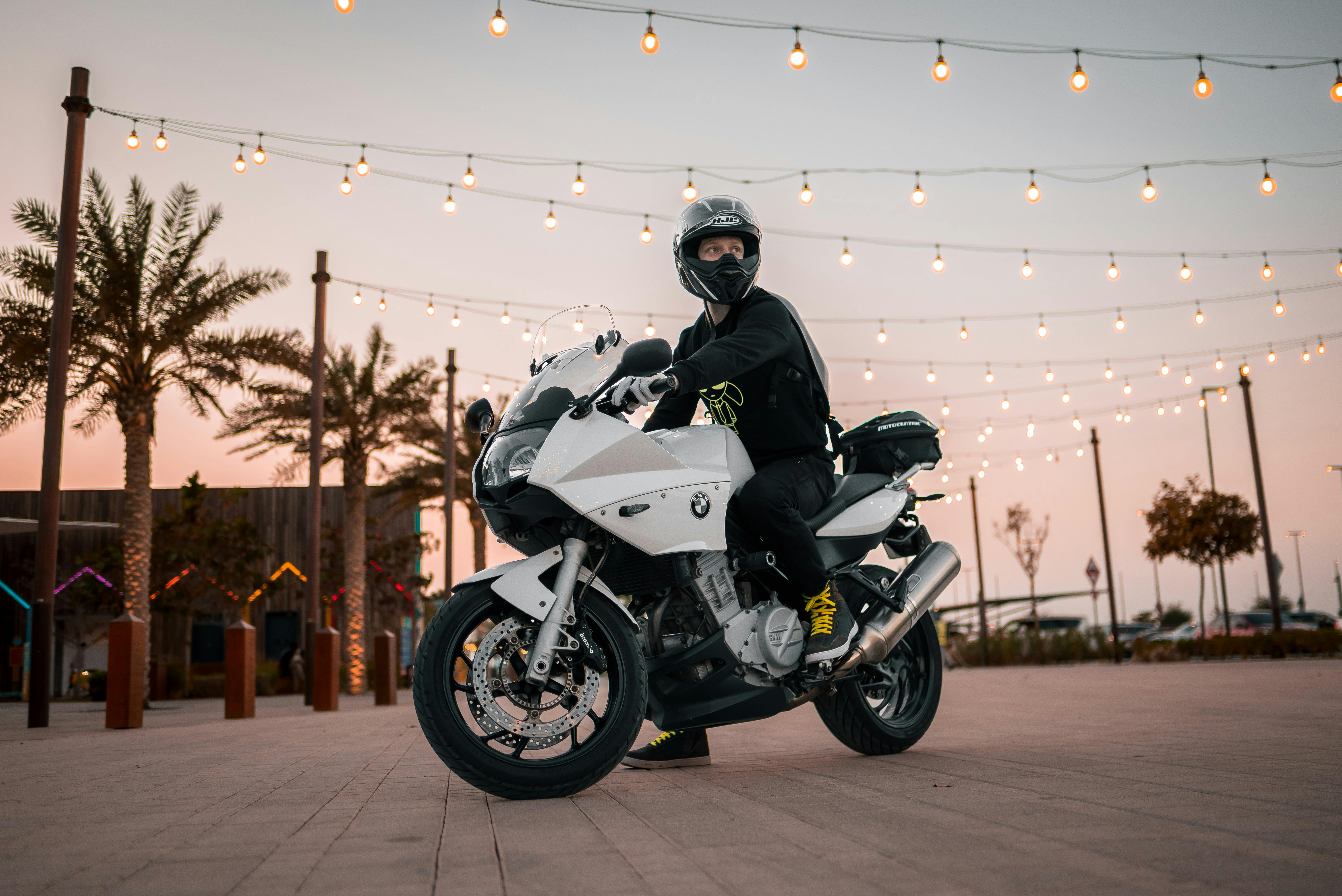 Siete accesorios de moto indispensables para manejar con mayor seguridad