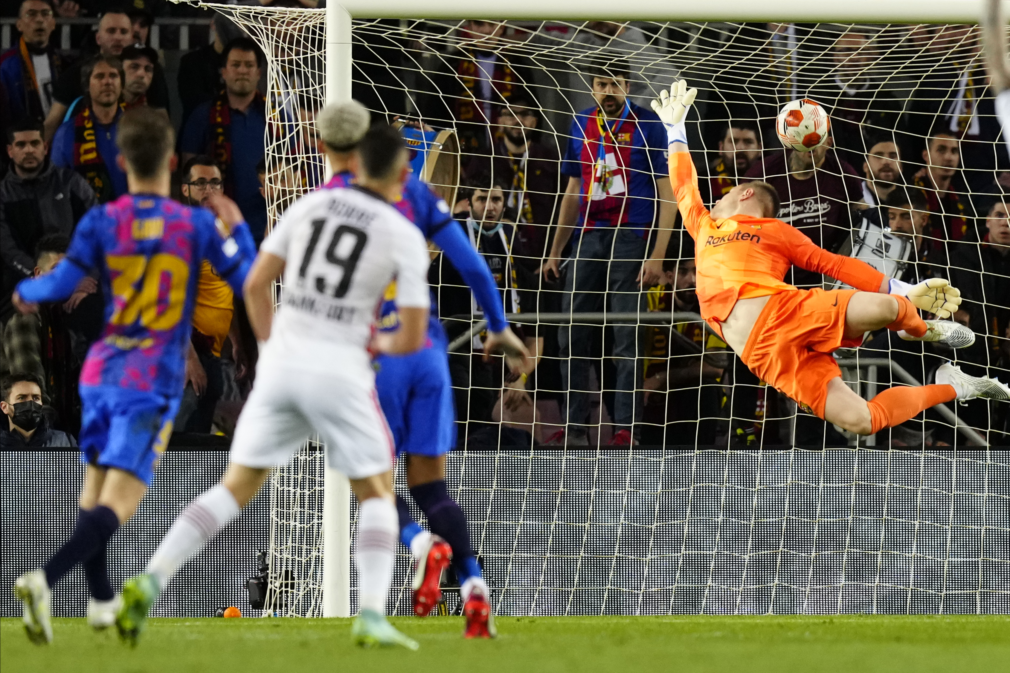 Con gol de Borré dedicado a Freddy Rincón, Frankfurt eliminó a Barcelona