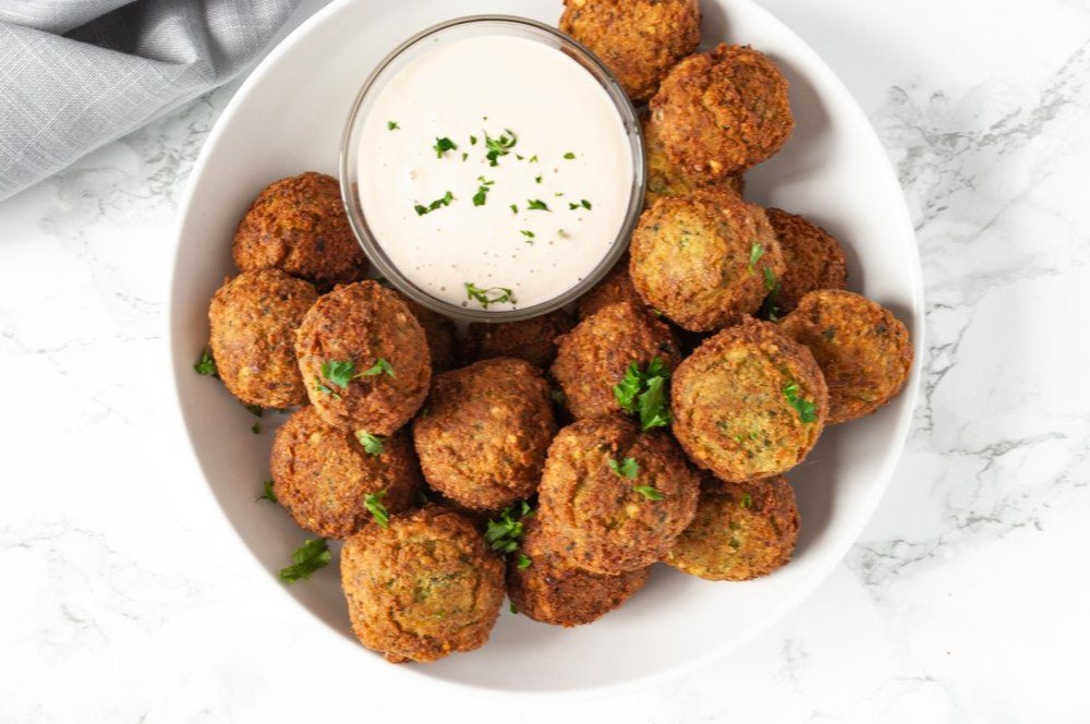 El falafel es una deliciosa receta de Medio Oriente que también puedes hacer en tu freidora de aire de forma sencilla y con muy pocos pasos y costos.